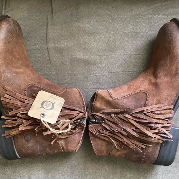 Born Kenia Fringe Distressed Ankle Boot 8M - Picture 3 of 4